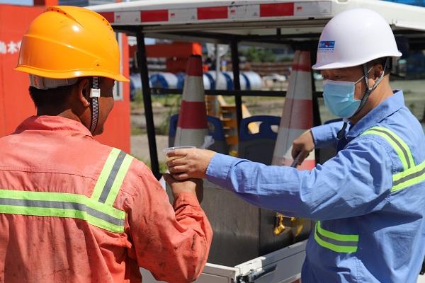 龙湾公司“送清凉”送到员工心坎上