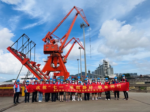 龙湾公司接待港航执法家属开放日参观港区活动