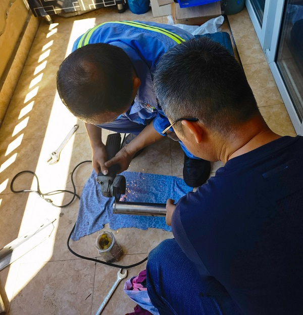 龙湾公司为烈士遗孀办实事安装阳台加高护栏