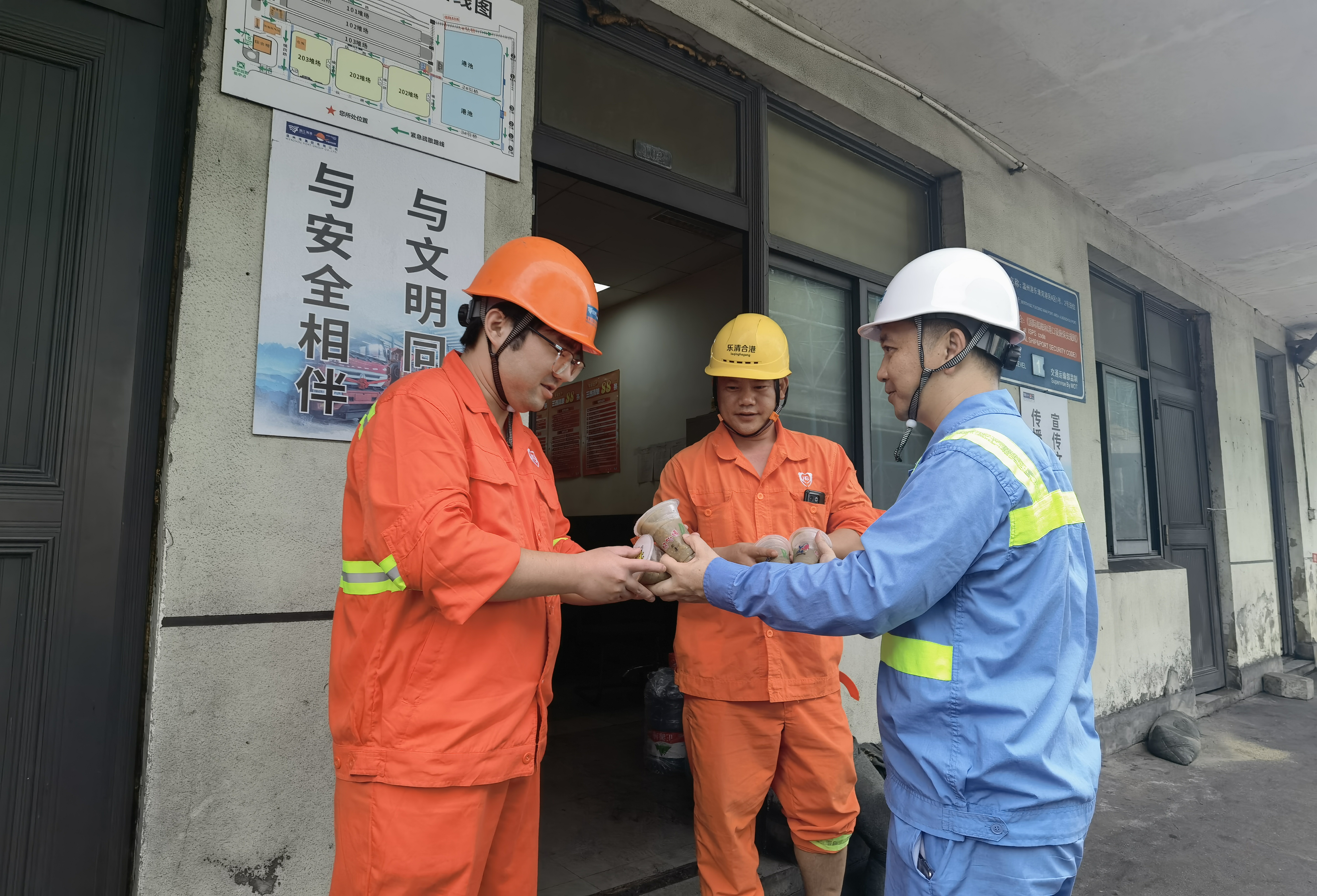 盛夏送清凉 关怀沁心扉 ——乐清湾公司开展夏送清凉活动