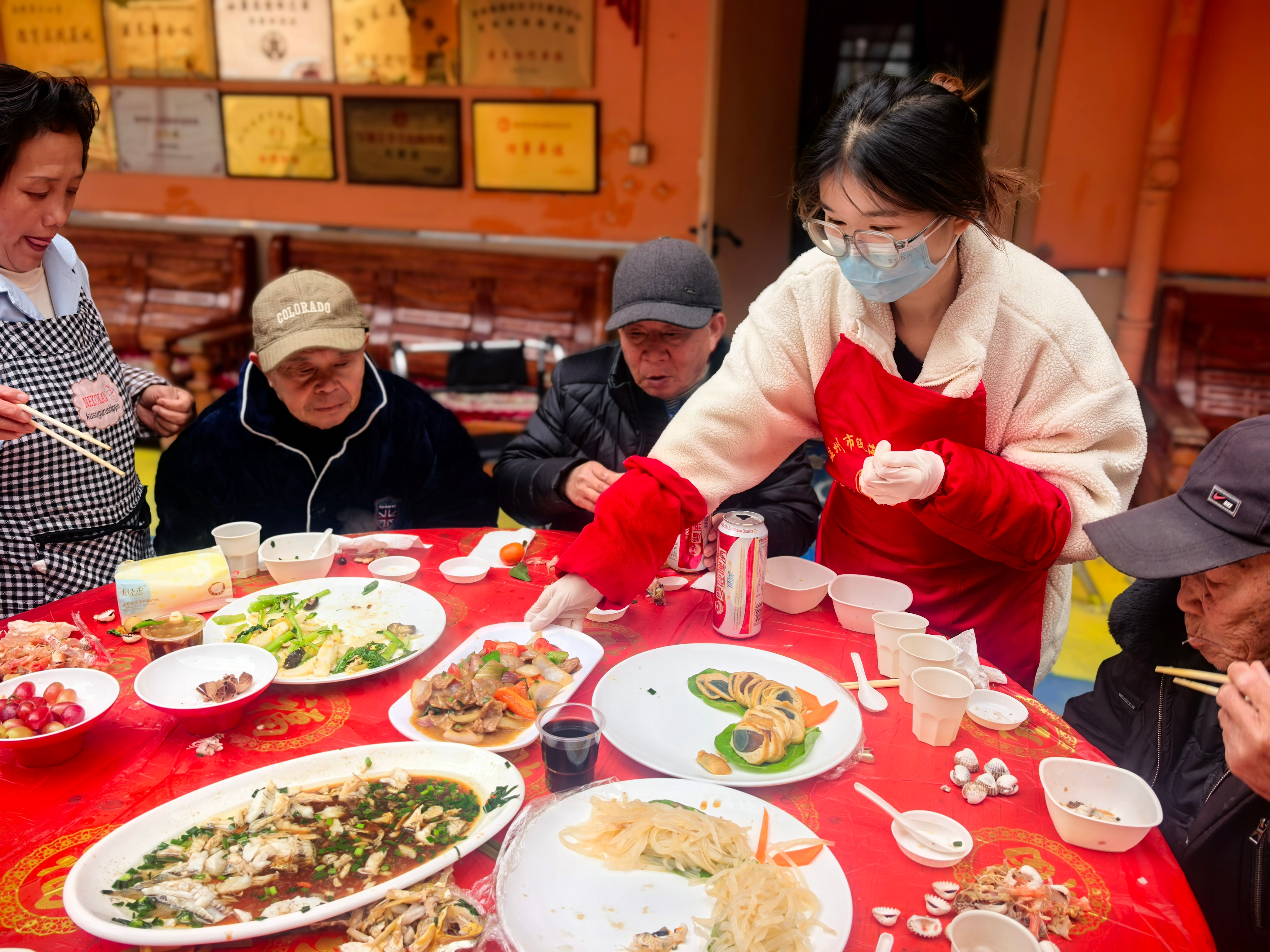 青年志愿暖桑榆 爱心酒席传真情