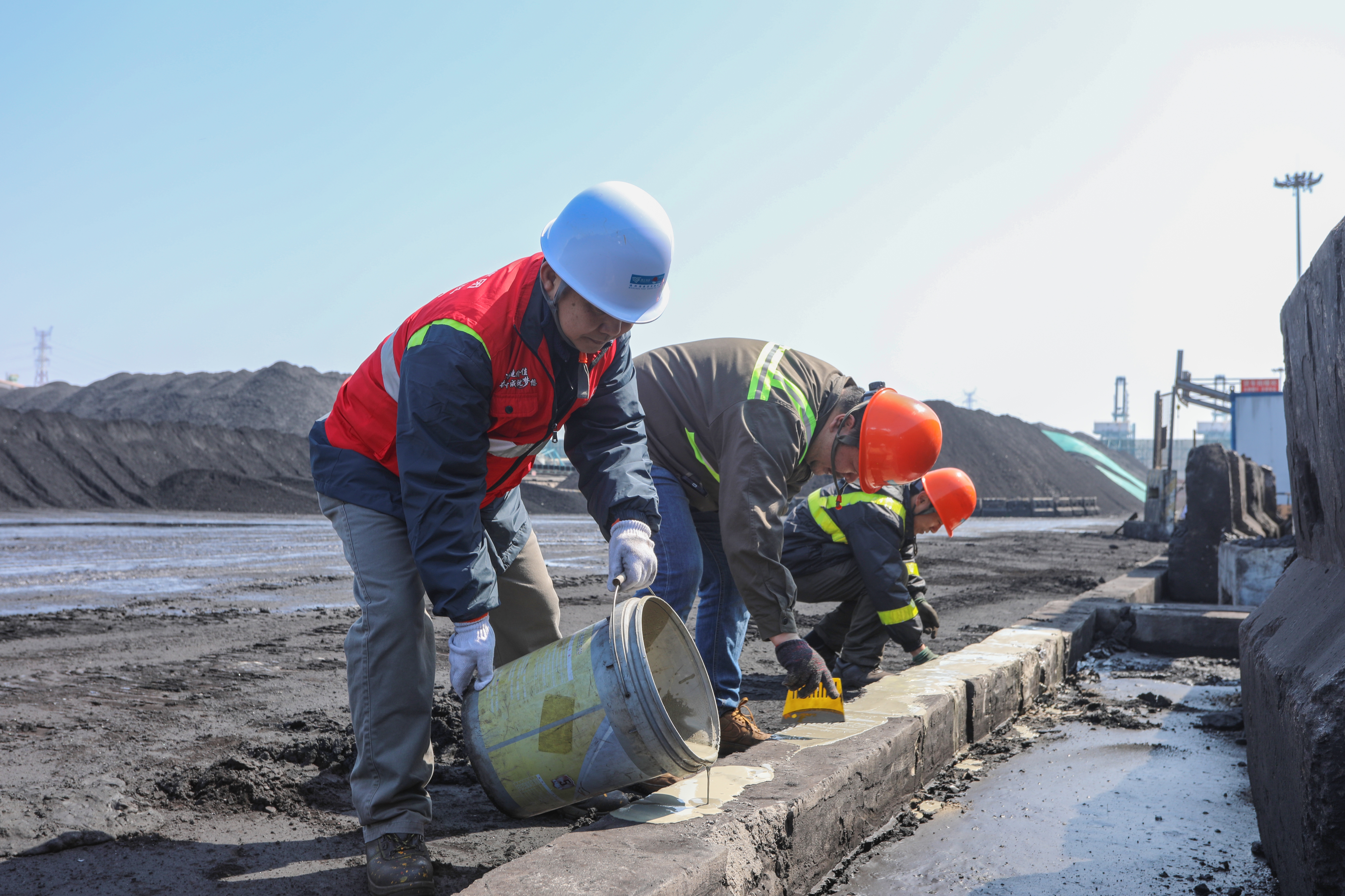 乐清湾港区“美容记” ——党员干部变身“美容师”，矮墙焕新展新颜